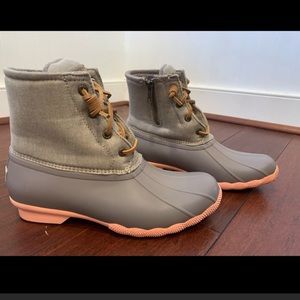 Women’s Sperry boots 7.5 gray and coral